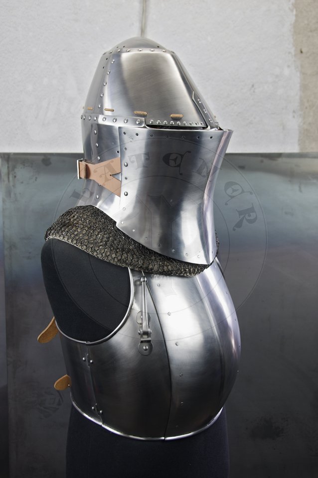 Great Helm with reinforce plate for jousting, dated for circa 1380-1400. Great Helm made of medium carbon steel of 2 mm and 1,5 mm thickness. Heat hardened and tempered up to 42 HRC. Weight 4,290 kg. Reinforce plate made of high quality mild steel of 2,5 mm thickness and quenched. Weight 1,9 kg./Hem Wielki z pyt wzmacniajc dedykowan do walki na kopie, datowanie 1380-1400. Hem Wielki wykonany ze stali redniowglowej o gruboci 2 mm i i 1,5 mm. Hartowany i odpuszczany do 42 HRC. Waga 4,290 kg. Pyta wzmacniajca wykonana z wysokiej jakoci stali niskowglowej o gruboci 2,5 mm, ulepszona cieplnie. Waga 1,9 kg.