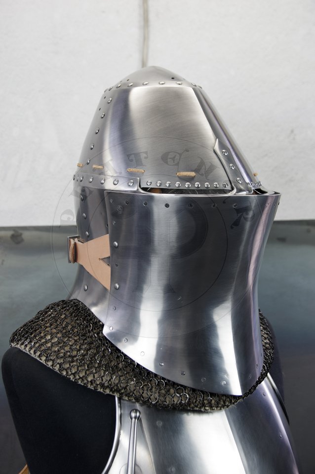 Great Helm with reinforce plate for jousting, dated for circa 1380-1400. Great Helm made of medium carbon steel of 2 mm and 1,5 mm thickness. Heat hardened and tempered up to 42 HRC. Weight 4,290 kg. Reinforce plate made of high quality mild steel of 2,5 mm thickness and quenched. Weight 1,9 kg./Hem Wielki z pyt wzmacniajc dedykowan do walki na kopie, datowanie 1380-1400. Hem Wielki wykonany ze stali redniowglowej o gruboci 2 mm i i 1,5 mm. Hartowany i odpuszczany do 42 HRC. Waga 4,290 kg. Pyta wzmacniajca wykonana z wysokiej jakoci stali niskowglowej o gruboci 2,5 mm, ulepszona cieplnie. Waga 1,9 kg.