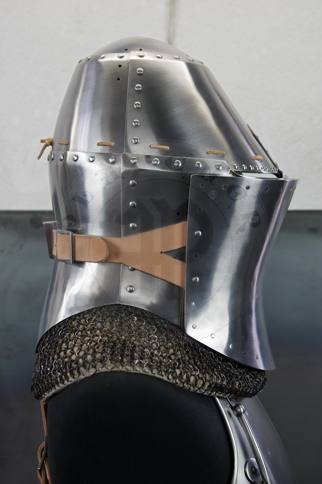 Great Helm with reinforce plate for jousting, dated for circa 1380-1400. Great Helm made of medium carbon steel of 2 mm and 1,5 mm thickness. Heat hardened and tempered up to 42 HRC. Weight 4,290 kg. Reinforce plate made of high quality mild steel of 2,5 mm thickness and quenched. Weight 1,9 kg./Hem Wielki z pyt wzmacniajc dedykowan do walki na kopie, datowanie 1380-1400. Hem Wielki wykonany ze stali redniowglowej o gruboci 2 mm i i 1,5 mm. Hartowany i odpuszczany do 42 HRC. Waga 4,290 kg. Pyta wzmacniajca wykonana z wysokiej jakoci stali niskowglowej o gruboci 2,5 mm, ulepszona cieplnie. Waga 1,9 kg.