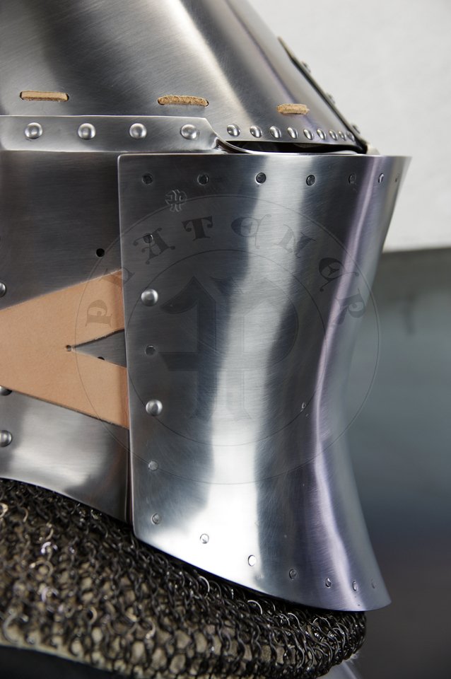 Great Helm with reinforce plate for jousting, dated for circa 1380-1400. Great Helm made of medium carbon steel of 2 mm and 1,5 mm thickness. Heat hardened and tempered up to 42 HRC. Weight 4,290 kg. Reinforce plate made of high quality mild steel of 2,5 mm thickness and quenched. Weight 1,9 kg./Hem Wielki z pyt wzmacniajc dedykowan do walki na kopie, datowanie 1380-1400. Hem Wielki wykonany ze stali redniowglowej o gruboci 2 mm i i 1,5 mm. Hartowany i odpuszczany do 42 HRC. Waga 4,290 kg. Pyta wzmacniajca wykonana z wysokiej jakoci stali niskowglowej o gruboci 2,5 mm, ulepszona cieplnie. Waga 1,9 kg.