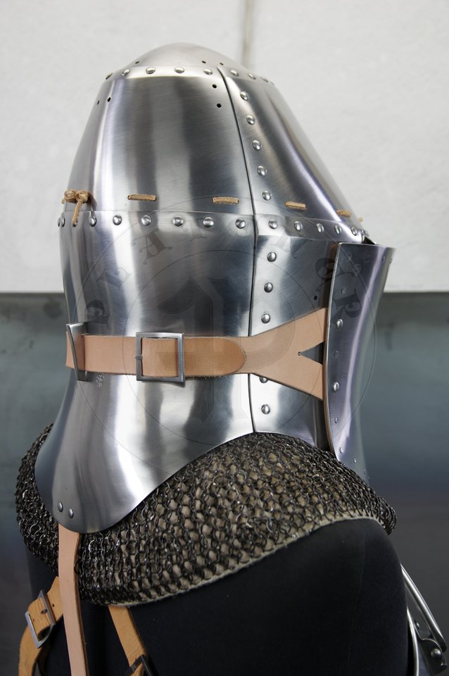 Great Helm with reinforce plate for jousting, dated for circa 1380-1400. Great Helm made of medium carbon steel of 2 mm and 1,5 mm thickness. Heat hardened and tempered up to 42 HRC. Weight 4,290 kg. Reinforce plate made of high quality mild steel of 2,5 mm thickness and quenched. Weight 1,9 kg./Hem Wielki z pyt wzmacniajc dedykowan do walki na kopie, datowanie 1380-1400. Hem Wielki wykonany ze stali redniowglowej o gruboci 2 mm i i 1,5 mm. Hartowany i odpuszczany do 42 HRC. Waga 4,290 kg. Pyta wzmacniajca wykonana z wysokiej jakoci stali niskowglowej o gruboci 2,5 mm, ulepszona cieplnie. Waga 1,9 kg.
