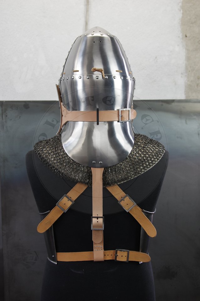 Great Helm with reinforce plate for jousting, dated for circa 1380-1400. Great Helm made of medium carbon steel of 2 mm and 1,5 mm thickness. Heat hardened and tempered up to 42 HRC. Weight 4,290 kg. Reinforce plate made of high quality mild steel of 2,5 mm thickness and quenched. Weight 1,9 kg./Hem Wielki z pyt wzmacniajc dedykowan do walki na kopie, datowanie 1380-1400. Hem Wielki wykonany ze stali redniowglowej o gruboci 2 mm i i 1,5 mm. Hartowany i odpuszczany do 42 HRC. Waga 4,290 kg. Pyta wzmacniajca wykonana z wysokiej jakoci stali niskowglowej o gruboci 2,5 mm, ulepszona cieplnie. Waga 1,9 kg.