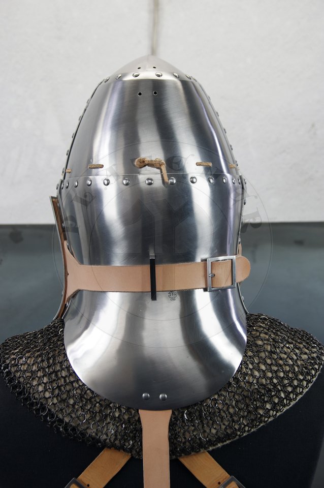 Great Helm with reinforce plate for jousting, dated for circa 1380-1400. Great Helm made of medium carbon steel of 2 mm and 1,5 mm thickness. Heat hardened and tempered up to 42 HRC. Weight 4,290 kg. Reinforce plate made of high quality mild steel of 2,5 mm thickness and quenched. Weight 1,9 kg./Hem Wielki z pyt wzmacniajc dedykowan do walki na kopie, datowanie 1380-1400. Hem Wielki wykonany ze stali redniowglowej o gruboci 2 mm i i 1,5 mm. Hartowany i odpuszczany do 42 HRC. Waga 4,290 kg. Pyta wzmacniajca wykonana z wysokiej jakoci stali niskowglowej o gruboci 2,5 mm, ulepszona cieplnie. Waga 1,9 kg.