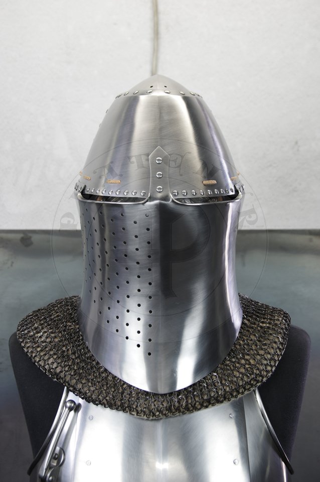 Great Helm with reinforce plate for jousting, dated for circa 1380-1400. Great Helm made of medium carbon steel of 2 mm and 1,5 mm thickness. Heat hardened and tempered up to 42 HRC. Weight 4,290 kg. Reinforce plate made of high quality mild steel of 2,5 mm thickness and quenched. Weight 1,9 kg./Hem Wielki z pyt wzmacniajc dedykowan do walki na kopie, datowanie 1380-1400. Hem Wielki wykonany ze stali redniowglowej o gruboci 2 mm i i 1,5 mm. Hartowany i odpuszczany do 42 HRC. Waga 4,290 kg. Pyta wzmacniajca wykonana z wysokiej jakoci stali niskowglowej o gruboci 2,5 mm, ulepszona cieplnie. Waga 1,9 kg.