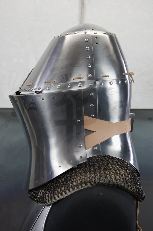 Great Helm with reinforce plate for jousting, dated for circa 1380-1400. Great Helm made of medium carbon steel of 2 mm and 1,5 mm thickness. Heat hardened and tempered up to 42 HRC. Weight 4,290 kg. Reinforce plate made of high quality mild steel of 2,5 mm thickness and quenched. Weight 1,9 kg./Hem Wielki z pyt wzmacniajc dedykowan do walki na kopie, datowanie 1380-1400. Hem Wielki wykonany ze stali redniowglowej o gruboci 2 mm i i 1,5 mm. Hartowany i odpuszczany do 42 HRC. Waga 4,290 kg. Pyta wzmacniajca wykonana z wysokiej jakoci stali niskowglowej o gruboci 2,5 mm, ulepszona cieplnie. Waga 1,9 kg.