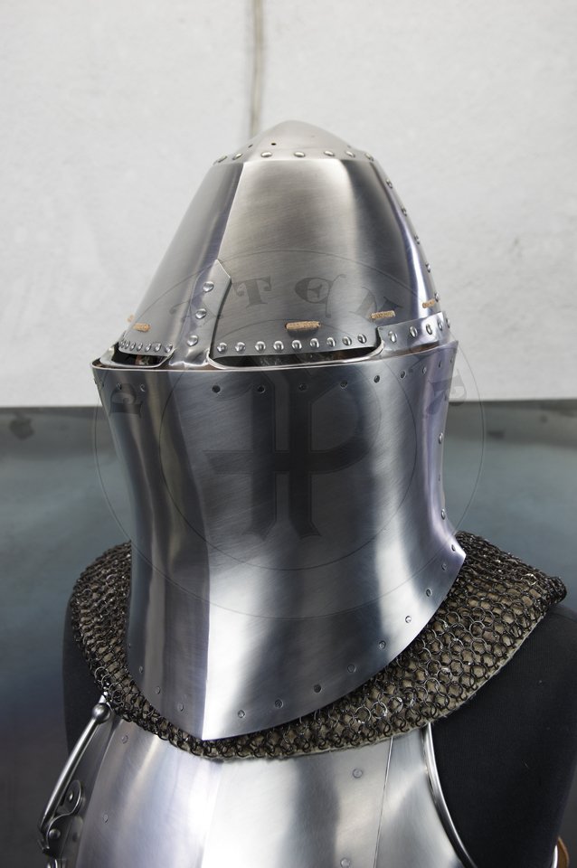 Great Helm with reinforce plate for jousting, dated for circa 1380-1400. Great Helm made of medium carbon steel of 2 mm and 1,5 mm thickness. Heat hardened and tempered up to 42 HRC. Weight 4,290 kg. Reinforce plate made of high quality mild steel of 2,5 mm thickness and quenched. Weight 1,9 kg./Hem Wielki z pyt wzmacniajc dedykowan do walki na kopie, datowanie 1380-1400. Hem Wielki wykonany ze stali redniowglowej o gruboci 2 mm i i 1,5 mm. Hartowany i odpuszczany do 42 HRC. Waga 4,290 kg. Pyta wzmacniajca wykonana z wysokiej jakoci stali niskowglowej o gruboci 2,5 mm, ulepszona cieplnie. Waga 1,9 kg.