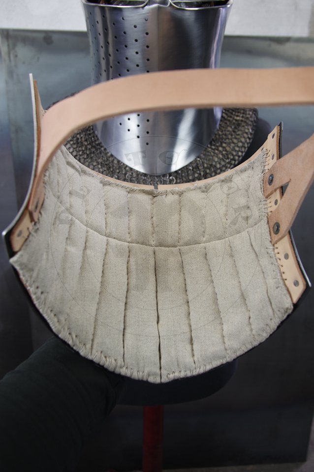 Great Helm with reinforce plate for jousting, dated for circa 1380-1400. Great Helm made of medium carbon steel of 2 mm and 1,5 mm thickness. Heat hardened and tempered up to 42 HRC. Weight 4,290 kg. Reinforce plate made of high quality mild steel of 2,5 mm thickness and quenched. Weight 1,9 kg./Hem Wielki z pyt wzmacniajc dedykowan do walki na kopie, datowanie 1380-1400. Hem Wielki wykonany ze stali redniowglowej o gruboci 2 mm i i 1,5 mm. Hartowany i odpuszczany do 42 HRC. Waga 4,290 kg. Pyta wzmacniajca wykonana z wysokiej jakoci stali niskowglowej o gruboci 2,5 mm, ulepszona cieplnie. Waga 1,9 kg.