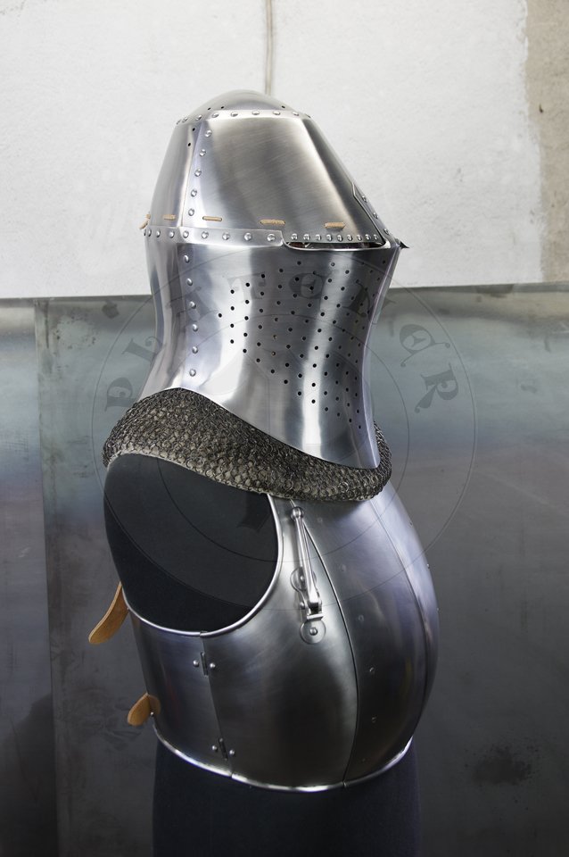 Great Helm with reinforce plate for jousting, dated for circa 1380-1400. Great Helm made of medium carbon steel of 2 mm and 1,5 mm thickness. Heat hardened and tempered up to 42 HRC. Weight 4,290 kg. Reinforce plate made of high quality mild steel of 2,5 mm thickness and quenched. Weight 1,9 kg./Hem Wielki z pyt wzmacniajc dedykowan do walki na kopie, datowanie 1380-1400. Hem Wielki wykonany ze stali redniowglowej o gruboci 2 mm i i 1,5 mm. Hartowany i odpuszczany do 42 HRC. Waga 4,290 kg. Pyta wzmacniajca wykonana z wysokiej jakoci stali niskowglowej o gruboci 2,5 mm, ulepszona cieplnie. Waga 1,9 kg.