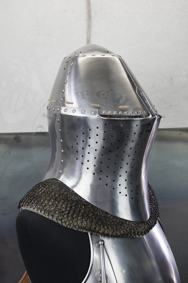 Great Helm with reinforce plate for jousting, dated for circa 1380-1400. Great Helm made of medium carbon steel of 2 mm and 1,5 mm thickness. Heat hardened and tempered up to 42 HRC. Weight 4,290 kg. Reinforce plate made of high quality mild steel of 2,5 mm thickness and quenched. Weight 1,9 kg./Hem Wielki z pyt wzmacniajc dedykowan do walki na kopie, datowanie 1380-1400. Hem Wielki wykonany ze stali redniowglowej o gruboci 2 mm i i 1,5 mm. Hartowany i odpuszczany do 42 HRC. Waga 4,290 kg. Pyta wzmacniajca wykonana z wysokiej jakoci stali niskowglowej o gruboci 2,5 mm, ulepszona cieplnie. Waga 1,9 kg.