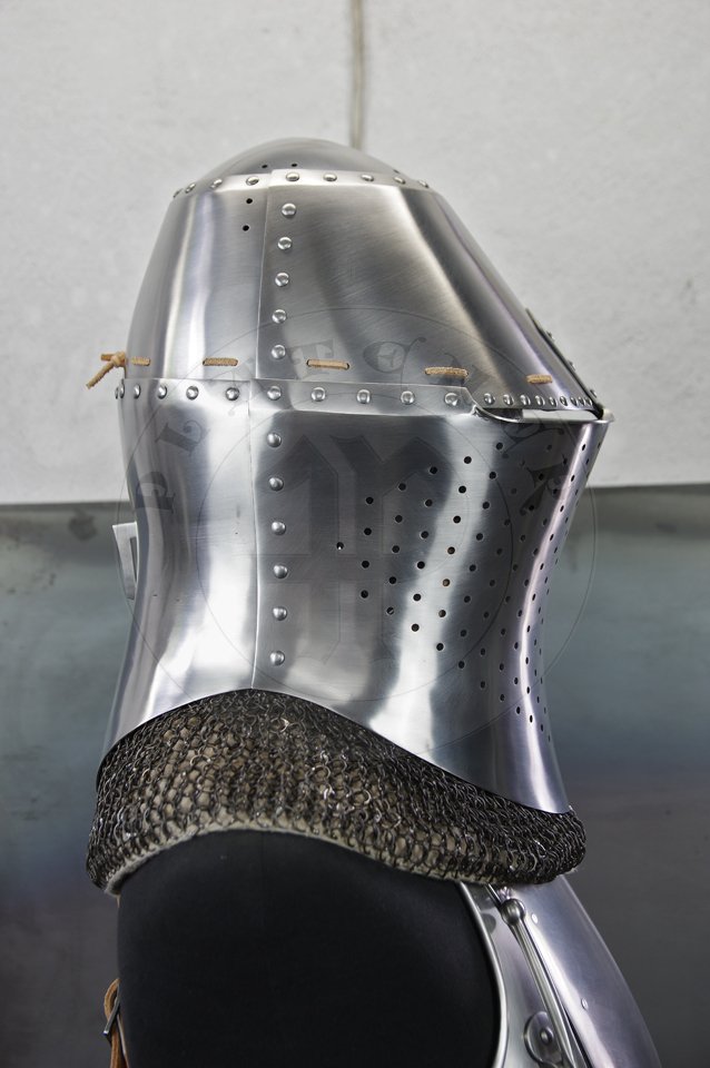 Great Helm with reinforce plate for jousting, dated for circa 1380-1400. Great Helm made of medium carbon steel of 2 mm and 1,5 mm thickness. Heat hardened and tempered up to 42 HRC. Weight 4,290 kg. Reinforce plate made of high quality mild steel of 2,5 mm thickness and quenched. Weight 1,9 kg./Hem Wielki z pyt wzmacniajc dedykowan do walki na kopie, datowanie 1380-1400. Hem Wielki wykonany ze stali redniowglowej o gruboci 2 mm i i 1,5 mm. Hartowany i odpuszczany do 42 HRC. Waga 4,290 kg. Pyta wzmacniajca wykonana z wysokiej jakoci stali niskowglowej o gruboci 2,5 mm, ulepszona cieplnie. Waga 1,9 kg.