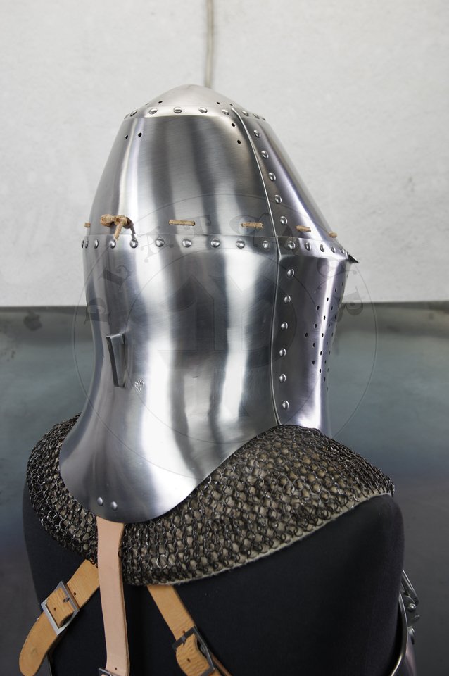Great Helm with reinforce plate for jousting, dated for circa 1380-1400. Great Helm made of medium carbon steel of 2 mm and 1,5 mm thickness. Heat hardened and tempered up to 42 HRC. Weight 4,290 kg. Reinforce plate made of high quality mild steel of 2,5 mm thickness and quenched. Weight 1,9 kg./Hem Wielki z pyt wzmacniajc dedykowan do walki na kopie, datowanie 1380-1400. Hem Wielki wykonany ze stali redniowglowej o gruboci 2 mm i i 1,5 mm. Hartowany i odpuszczany do 42 HRC. Waga 4,290 kg. Pyta wzmacniajca wykonana z wysokiej jakoci stali niskowglowej o gruboci 2,5 mm, ulepszona cieplnie. Waga 1,9 kg.