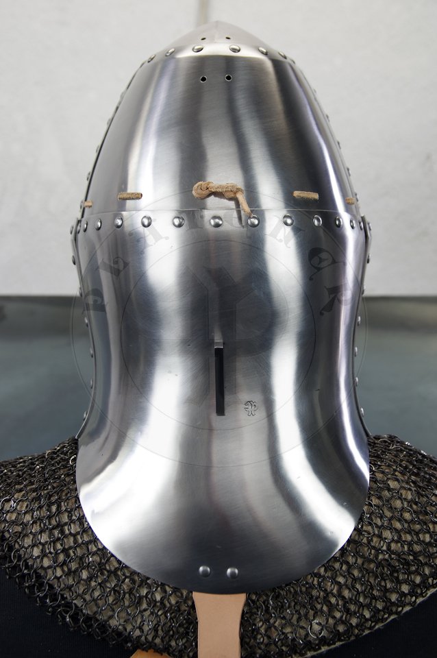 Great Helm with reinforce plate for jousting, dated for circa 1380-1400. Great Helm made of medium carbon steel of 2 mm and 1,5 mm thickness. Heat hardened and tempered up to 42 HRC. Weight 4,290 kg. Reinforce plate made of high quality mild steel of 2,5 mm thickness and quenched. Weight 1,9 kg./Hem Wielki z pyt wzmacniajc dedykowan do walki na kopie, datowanie 1380-1400. Hem Wielki wykonany ze stali redniowglowej o gruboci 2 mm i i 1,5 mm. Hartowany i odpuszczany do 42 HRC. Waga 4,290 kg. Pyta wzmacniajca wykonana z wysokiej jakoci stali niskowglowej o gruboci 2,5 mm, ulepszona cieplnie. Waga 1,9 kg.