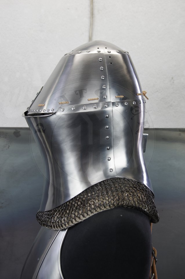 Great Helm with reinforce plate for jousting, dated for circa 1380-1400. Great Helm made of medium carbon steel of 2 mm and 1,5 mm thickness. Heat hardened and tempered up to 42 HRC. Weight 4,290 kg. Reinforce plate made of high quality mild steel of 2,5 mm thickness and quenched. Weight 1,9 kg./Hem Wielki z pyt wzmacniajc dedykowan do walki na kopie, datowanie 1380-1400. Hem Wielki wykonany ze stali redniowglowej o gruboci 2 mm i i 1,5 mm. Hartowany i odpuszczany do 42 HRC. Waga 4,290 kg. Pyta wzmacniajca wykonana z wysokiej jakoci stali niskowglowej o gruboci 2,5 mm, ulepszona cieplnie. Waga 1,9 kg.