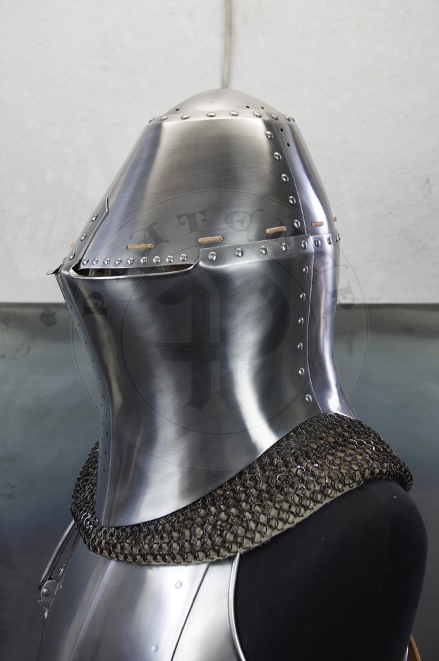 Great Helm with reinforce plate for jousting, dated for circa 1380-1400. Great Helm made of medium carbon steel of 2 mm and 1,5 mm thickness. Heat hardened and tempered up to 42 HRC. Weight 4,290 kg. Reinforce plate made of high quality mild steel of 2,5 mm thickness and quenched. Weight 1,9 kg./Hem Wielki z pyt wzmacniajc dedykowan do walki na kopie, datowanie 1380-1400. Hem Wielki wykonany ze stali redniowglowej o gruboci 2 mm i i 1,5 mm. Hartowany i odpuszczany do 42 HRC. Waga 4,290 kg. Pyta wzmacniajca wykonana z wysokiej jakoci stali niskowglowej o gruboci 2,5 mm, ulepszona cieplnie. Waga 1,9 kg.