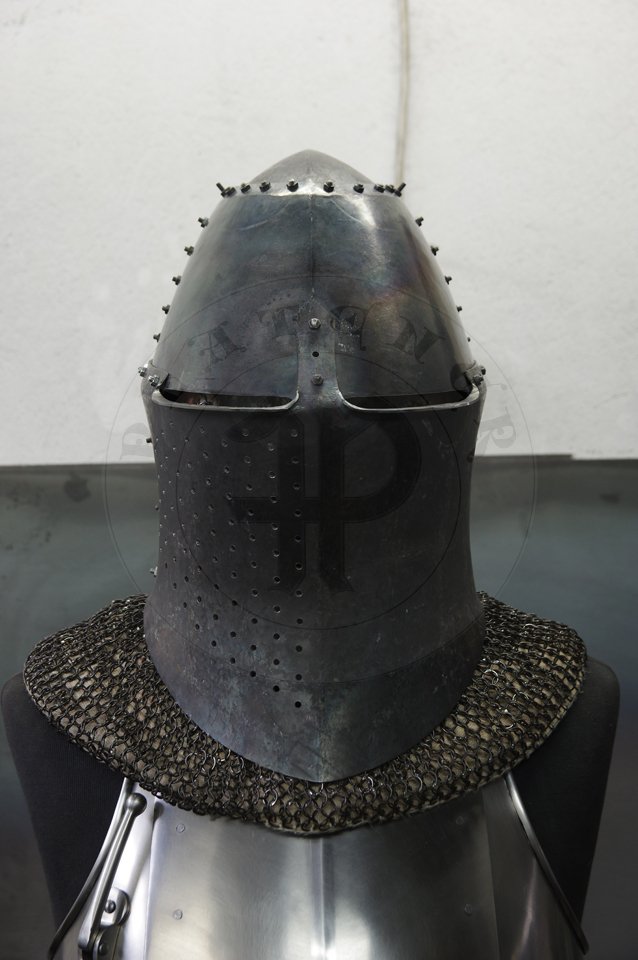 Great Helm with reinforce plate for jousting, dated for circa 1380-1400. Great Helm made of medium carbon steel of 2 mm and 1,5 mm thickness. Heat hardened and tempered up to 42 HRC. Weight 4,290 kg. Reinforce plate made of high quality mild steel of 2,5 mm thickness and quenched. Weight 1,9 kg./Hem Wielki z pyt wzmacniajc dedykowan do walki na kopie, datowanie 1380-1400. Hem Wielki wykonany ze stali redniowglowej o gruboci 2 mm i i 1,5 mm. Hartowany i odpuszczany do 42 HRC. Waga 4,290 kg. Pyta wzmacniajca wykonana z wysokiej jakoci stali niskowglowej o gruboci 2,5 mm, ulepszona cieplnie. Waga 1,9 kg.