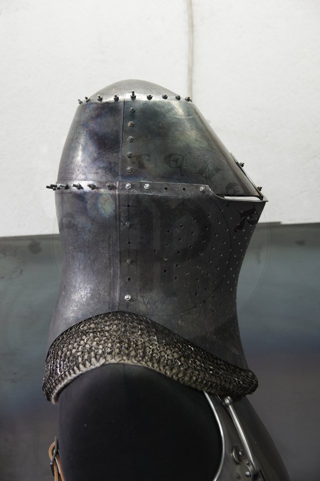 Great Helm with reinforce plate for jousting, dated for circa 1380-1400. Great Helm made of medium carbon steel of 2 mm and 1,5 mm thickness. Heat hardened and tempered up to 42 HRC. Weight 4,290 kg. Reinforce plate made of high quality mild steel of 2,5 mm thickness and quenched. Weight 1,9 kg./Hem Wielki z pyt wzmacniajc dedykowan do walki na kopie, datowanie 1380-1400. Hem Wielki wykonany ze stali redniowglowej o gruboci 2 mm i i 1,5 mm. Hartowany i odpuszczany do 42 HRC. Waga 4,290 kg. Pyta wzmacniajca wykonana z wysokiej jakoci stali niskowglowej o gruboci 2,5 mm, ulepszona cieplnie. Waga 1,9 kg.