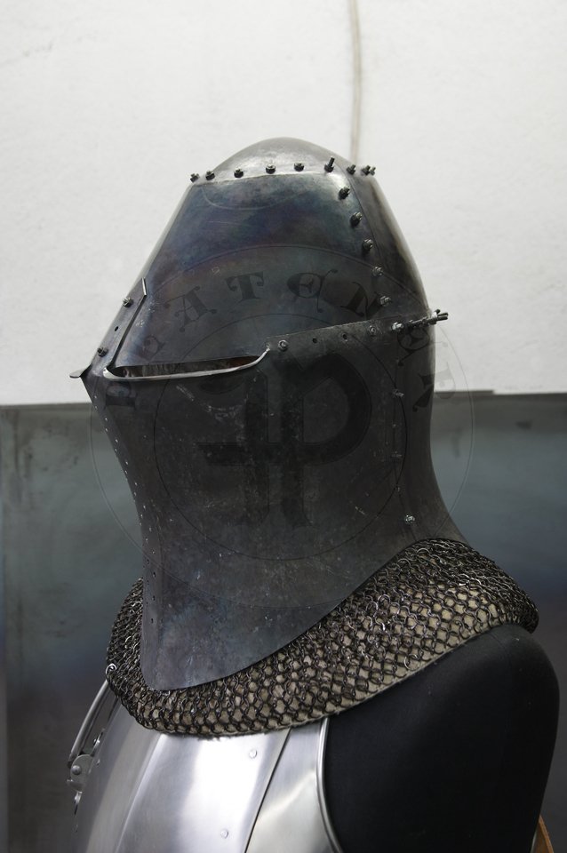 Great Helm with reinforce plate for jousting, dated for circa 1380-1400. Great Helm made of medium carbon steel of 2 mm and 1,5 mm thickness. Heat hardened and tempered up to 42 HRC. Weight 4,290 kg. Reinforce plate made of high quality mild steel of 2,5 mm thickness and quenched. Weight 1,9 kg./Hem Wielki z pyt wzmacniajc dedykowan do walki na kopie, datowanie 1380-1400. Hem Wielki wykonany ze stali redniowglowej o gruboci 2 mm i i 1,5 mm. Hartowany i odpuszczany do 42 HRC. Waga 4,290 kg. Pyta wzmacniajca wykonana z wysokiej jakoci stali niskowglowej o gruboci 2,5 mm, ulepszona cieplnie. Waga 1,9 kg.