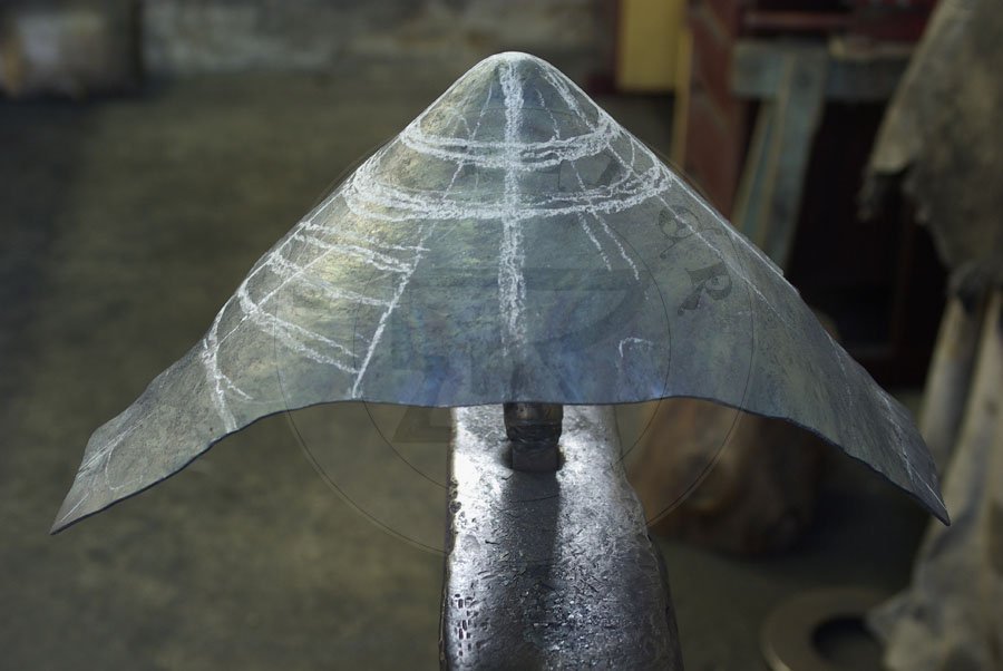 Hem w trakcie produkcji/Helmet during manufactur