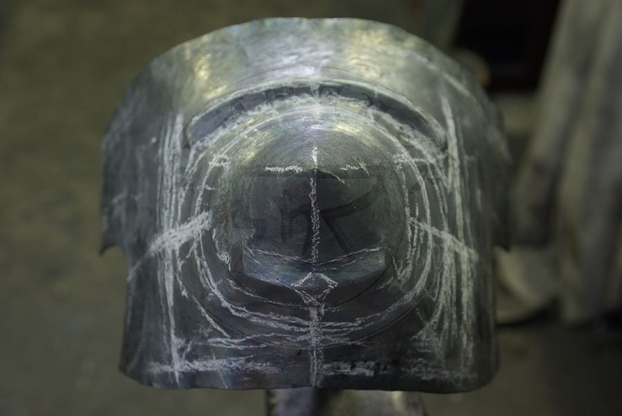Hem w trakcie produkcji/Helmet during manufactur
