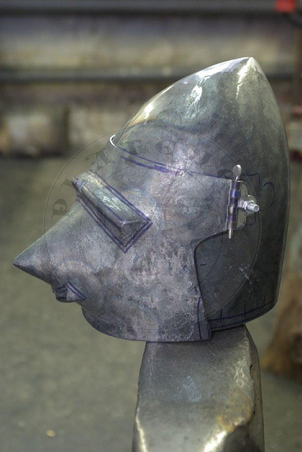 Hem w trakcie produkcji/Helmet during manufactur