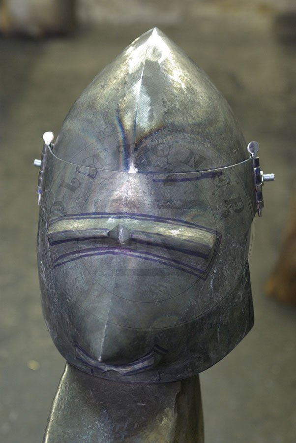 Hem w trakcie produkcji/Helmet during manufactur