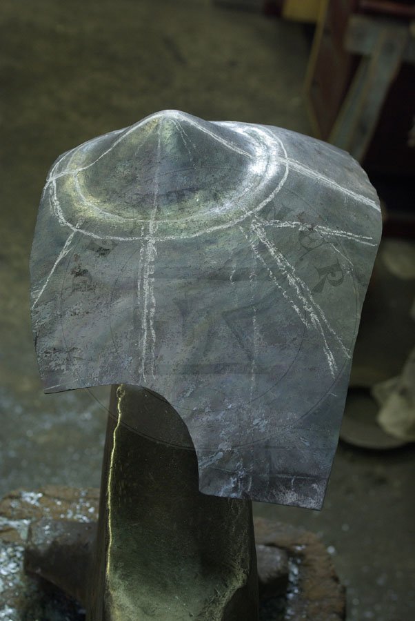 Hem w trakcie produkcji/Helmet during manufactur