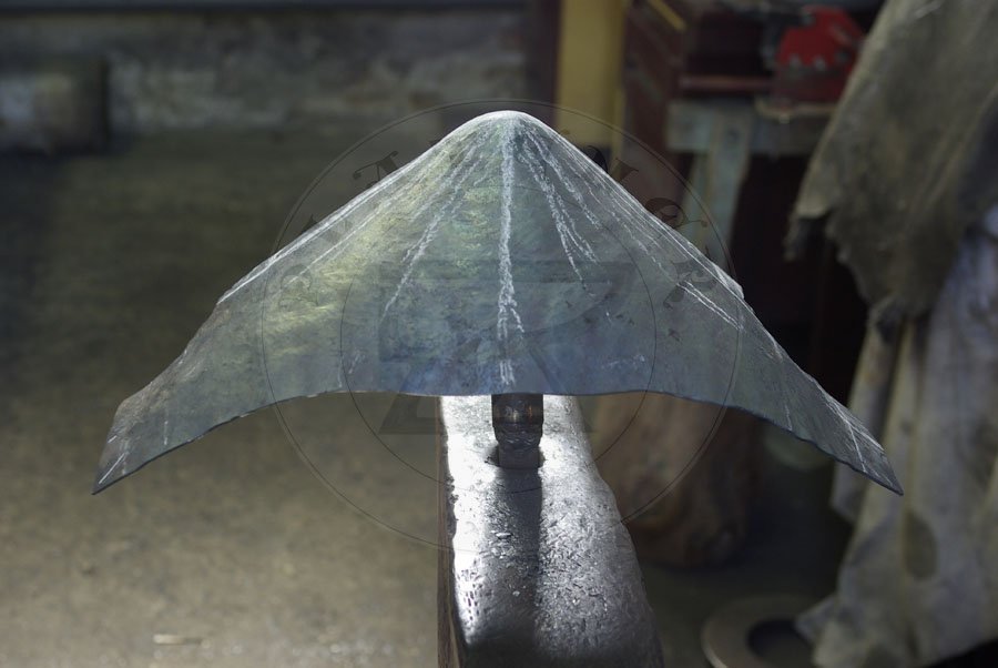 Hem w trakcie produkcji/Helmet during manufactur