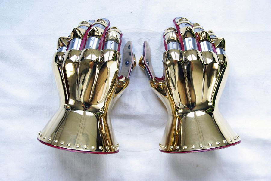 Rkawice klepsydrowe wykonane ze stali redniowglowej, hartowane i odpusczane do 42 HRC. Pokryte 24 karatowym zotem./Hourglass gauntlets made from medium carbon steel, heat hardened and tempered up to 42 HRC. Covered in 24 karat gold.