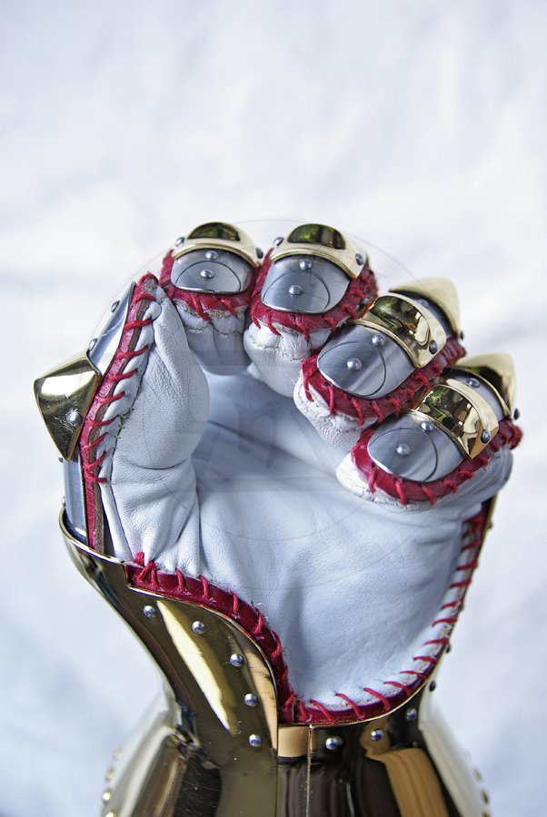 Rkawice klepsydrowe wykonane ze stali redniowglowej, hartowane i odpusczane do 42 HRC. Pokryte 24 karatowym zotem./Hourglass gauntlets made from medium carbon steel, heat hardened and tempered up to 42 HRC. Covered in 24 karat gold.