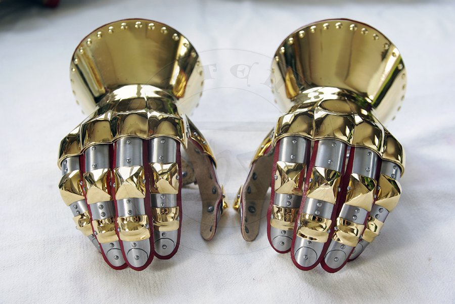 Rkawice klepsydrowe wykonane ze stali redniowglowej, hartowane i odpusczane do 42 HRC. Pokryte 24 karatowym zotem./Hourglass gauntlets made from medium carbon steel, heat hardened and tempered up to 42 HRC. Covered in 24 karat gold.