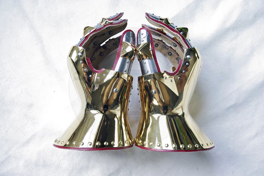 Rkawice klepsydrowe wykonane ze stali redniowglowej, hartowane i odpusczane do 42 HRC. Pokryte 24 karatowym zotem./Hourglass gauntlets made from medium carbon steel, heat hardened and tempered up to 42 HRC. Covered in 24 karat gold.
