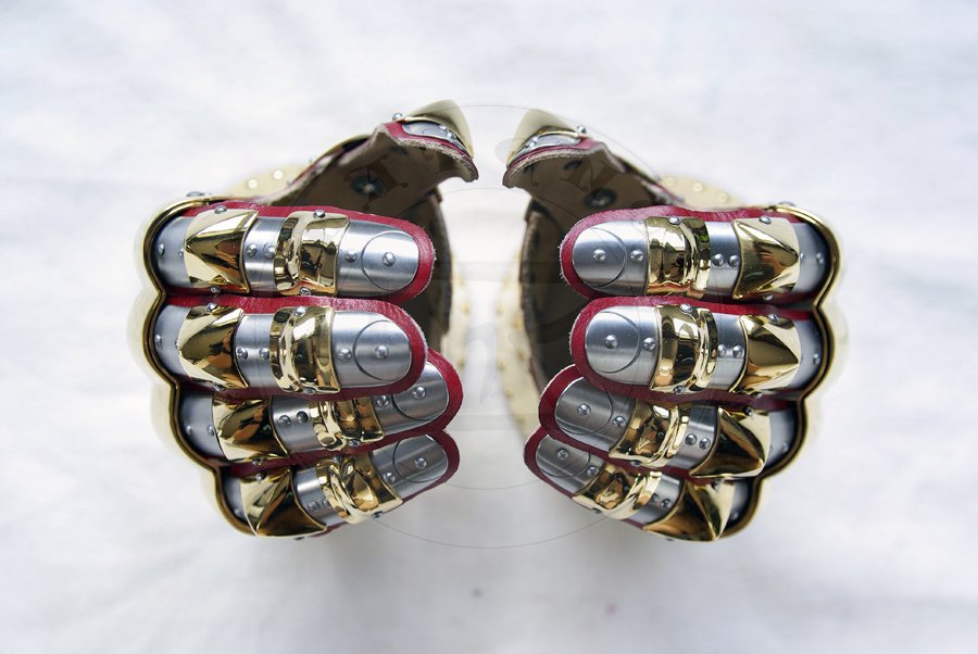 Rkawice klepsydrowe wykonane ze stali redniowglowej, hartowane i odpusczane do 42 HRC. Pokryte 24 karatowym zotem./Hourglass gauntlets made from medium carbon steel, heat hardened and tempered up to 42 HRC. Covered in 24 karat gold.