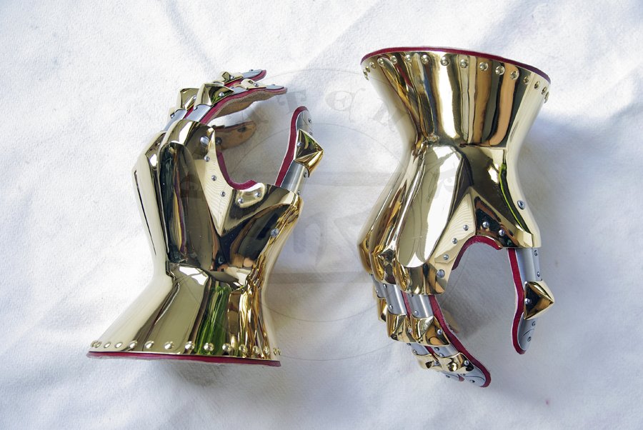 Rkawice klepsydrowe wykonane ze stali redniowglowej, hartowane i odpusczane do 42 HRC. Pokryte 24 karatowym zotem./Hourglass gauntlets made from medium carbon steel, heat hardened and tempered up to 42 HRC. Covered in 24 karat gold.