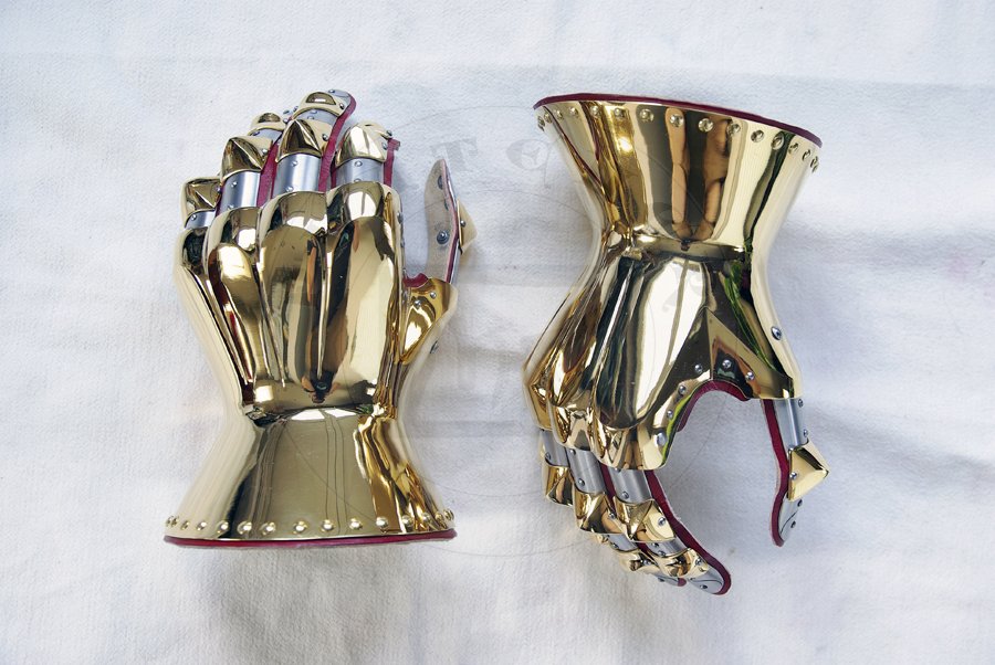 Rkawice klepsydrowe wykonane ze stali redniowglowej, hartowane i odpusczane do 42 HRC. Pokryte 24 karatowym zotem./Hourglass gauntlets made from medium carbon steel, heat hardened and tempered up to 42 HRC. Covered in 24 karat gold.