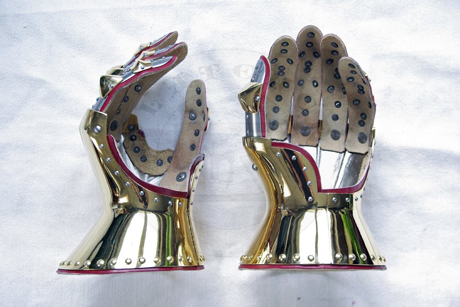 Rkawice klepsydrowe wykonane ze stali redniowglowej, hartowane i odpusczane do 42 HRC. Pokryte 24 karatowym zotem./Hourglass gauntlets made from medium carbon steel, heat hardened and tempered up to 42 HRC. Covered in 24 karat gold.