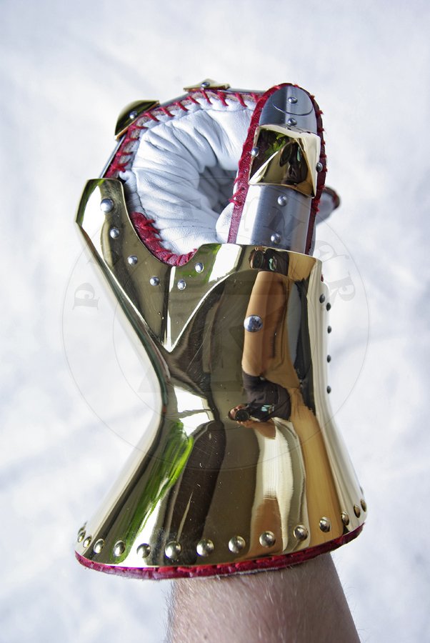 Rkawice klepsydrowe wykonane ze stali redniowglowej, hartowane i odpusczane do 42 HRC. Pokryte 24 karatowym zotem./Hourglass gauntlets made from medium carbon steel, heat hardened and tempered up to 42 HRC. Covered in 24 karat gold.