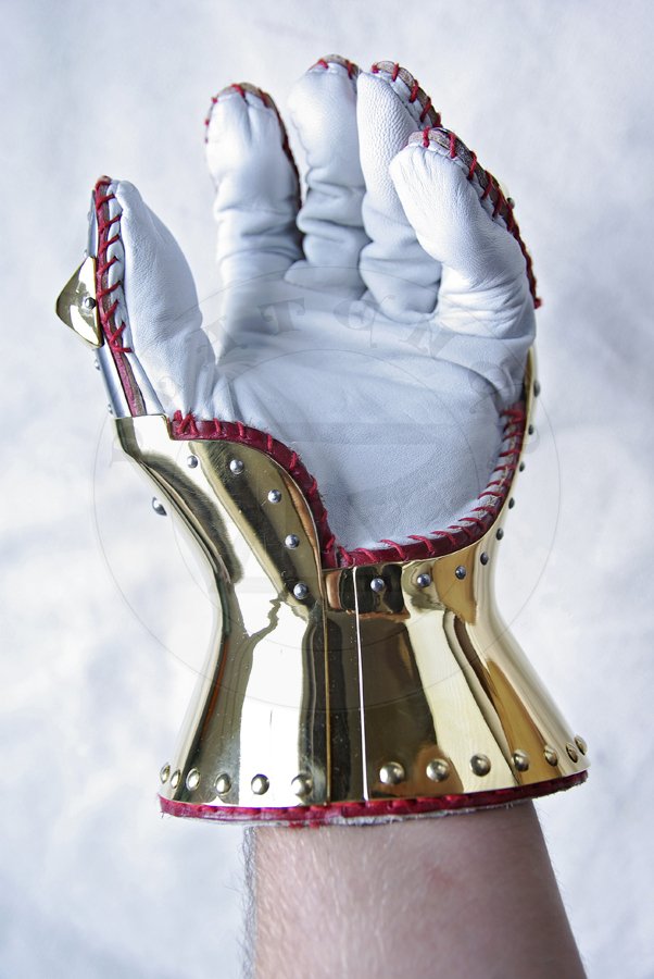 Rkawice klepsydrowe wykonane ze stali redniowglowej, hartowane i odpusczane do 42 HRC. Pokryte 24 karatowym zotem./Hourglass gauntlets made from medium carbon steel, heat hardened and tempered up to 42 HRC. Covered in 24 karat gold.