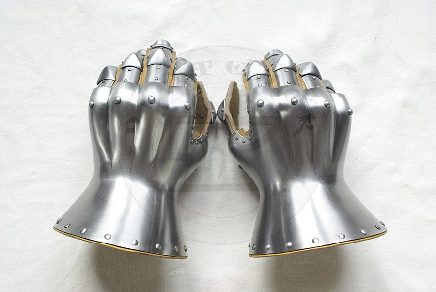 Rkawice klepsydrowe wykonane bez spawania ze stali redniowglowej, druga poowa XIV wieku. Hartowane i odpuszczane do twardoci 38-42 HRC./Hourglass gauntlets made without welding from medium carbon steel, second half of XIV c. Heat hardened and tempered up to 38-42 HRC.