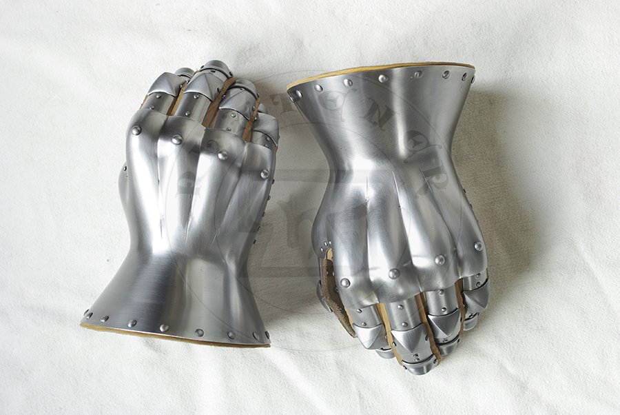Rkawice klepsydrowe wykonane bez spawania ze stali redniowglowej, druga poowa XIV wieku. Hartowane i odpuszczane do twardoci 38-42 HRC./Hourglass gauntlets made without welding from medium carbon steel, second half of XIV c. Heat hardened and tempered up to 38-42 HRC.