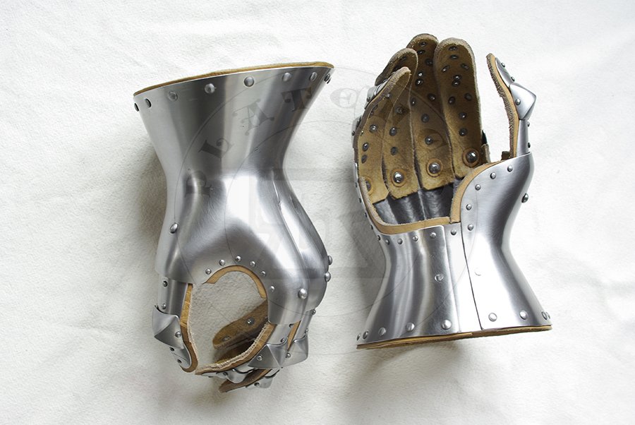 Rkawice klepsydrowe wykonane bez spawania ze stali redniowglowej, druga poowa XIV wieku. Hartowane i odpuszczane do twardoci 38-42 HRC./Hourglass gauntlets made without welding from medium carbon steel, second half of XIV c. Heat hardened and tempered up to 38-42 HRC.