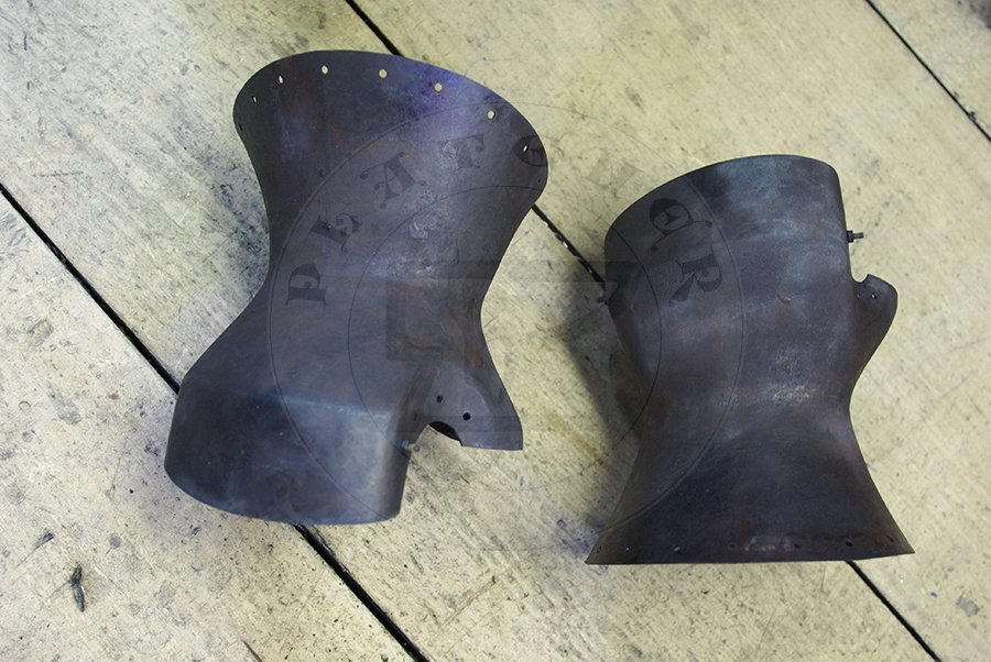 Rkawice klepsydrowe wykonane bez spawania ze stali redniowglowej, druga poowa XIV wieku/pocztek XV wieku. Hartowane i odpuszczane do twardoci 38-42 HRC./Hourglass gauntlets made without welding from medium carbon steel, second half of XIV c./begin of XV c. Heat hardened and tempered up to 38-42 HRC.