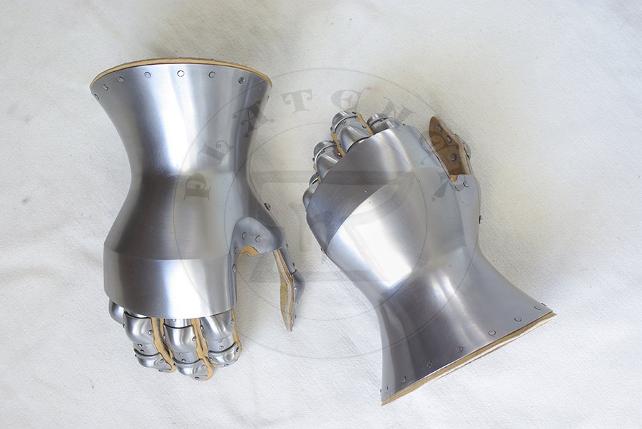 Rkawice klepsydrowe wykonane bez spawania ze stali redniowglowej, druga poowa XIV wieku/pocztek XV wieku. Hartowane i odpuszczane do twardoci 38-42 HRC./Hourglass gauntlets made without welding from medium carbon steel, second half of XIV c./begin of XV c. Heat hardened and tempered up to 38-42 HRC.