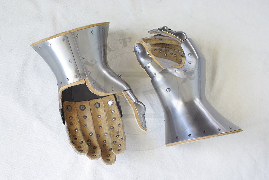 Rkawice klepsydrowe wykonane bez spawania ze stali redniowglowej, druga poowa XIV wieku/pocztek XV wieku. Hartowane i odpuszczane do twardoci 38-42 HRC./Hourglass gauntlets made without welding from medium carbon steel, second half of XIV c./begin of XV c. Heat hardened and tempered up to 38-42 HRC.
