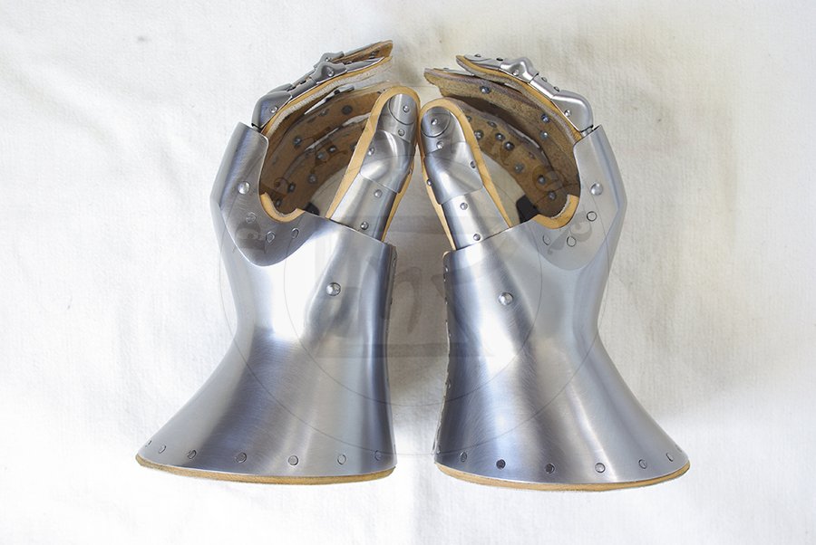 Rkawice klepsydrowe wykonane bez spawania ze stali redniowglowej, druga poowa XIV wieku/pocztek XV wieku. Hartowane i odpuszczane do twardoci 38-42 HRC./Hourglass gauntlets made without welding from medium carbon steel, second half of XIV c./begin of XV c. Heat hardened and tempered up to 38-42 HRC.