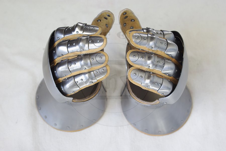 Rkawice klepsydrowe wykonane bez spawania ze stali redniowglowej, druga poowa XIV wieku/pocztek XV wieku. Hartowane i odpuszczane do twardoci 38-42 HRC./Hourglass gauntlets made without welding from medium carbon steel, second half of XIV c./begin of XV c. Heat hardened and tempered up to 38-42 HRC.