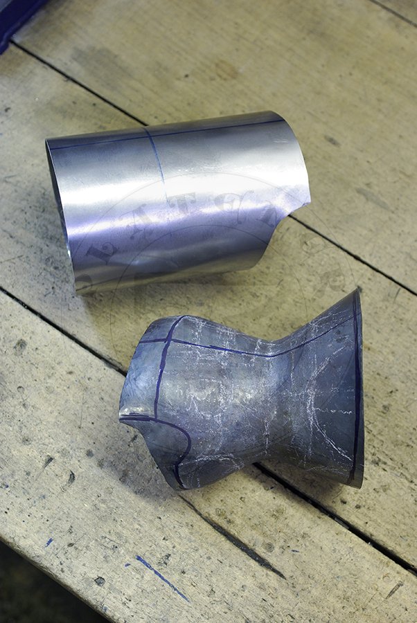 Rkawice klepsydrowe wykonane bez spawania ze stali redniowglowej w produkcji./Hourglass gauntlets made without welding from medium carbon steel in production.