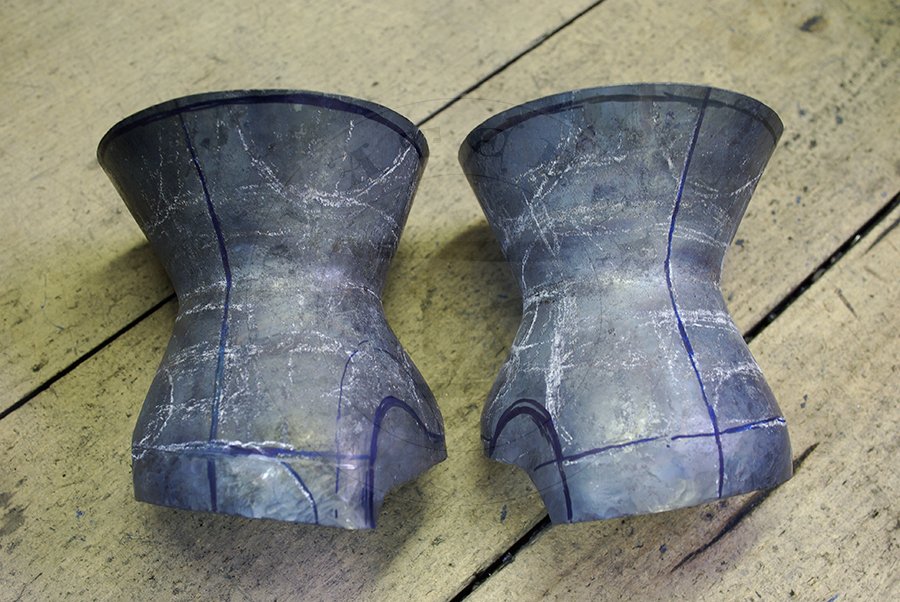 Rkawice klepsydrowe wykonane bez spawania ze stali redniowglowej w produkcji./Hourglass gauntlets made without welding from medium carbon steel in production.