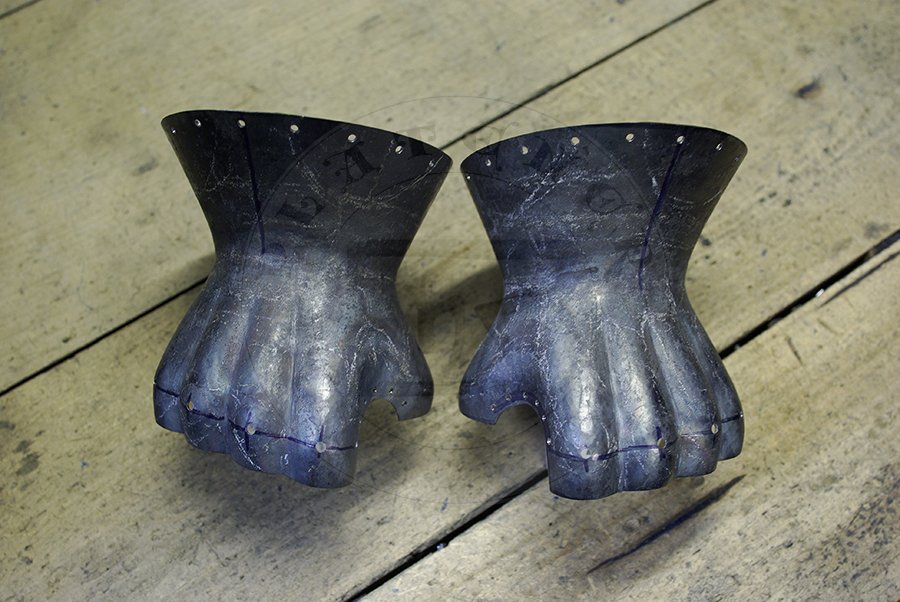 Rkawice klepsydrowe wykonane bez spawania ze stali redniowglowej w produkcji./Hourglass gauntlets made without welding from medium carbon steel in production.