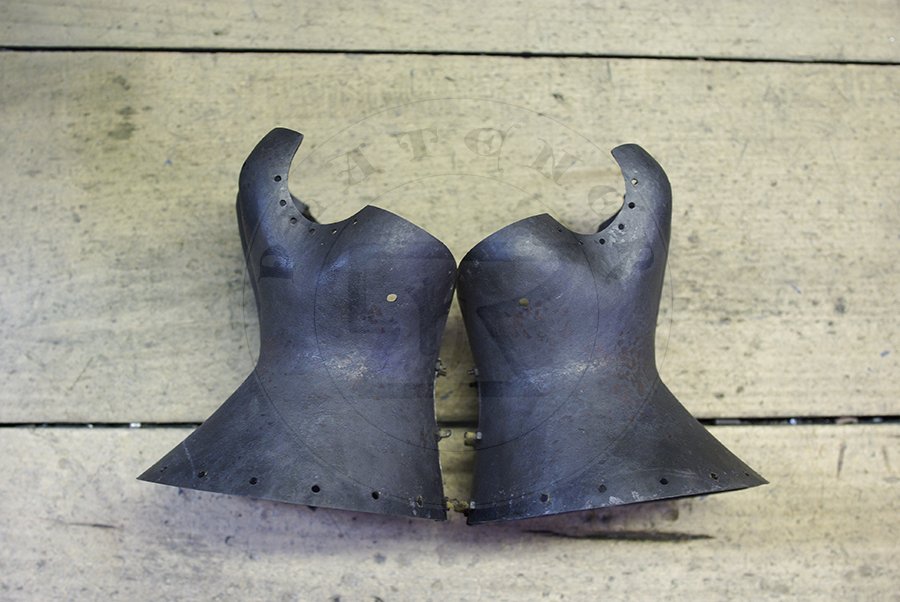 Rkawice klepsydrowe wykonane bez spawania ze stali redniowglowej w produkcji./Hourglass gauntlets made without welding from medium carbon steel in production.
