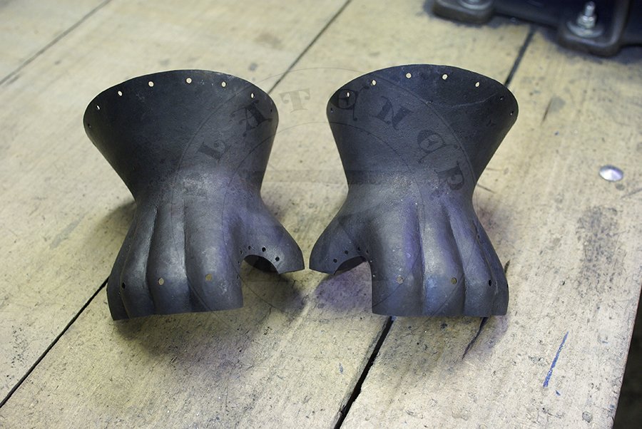 Rkawice klepsydrowe wykonane bez spawania ze stali redniowglowej w produkcji./Hourglass gauntlets made without welding from medium carbon steel in production.